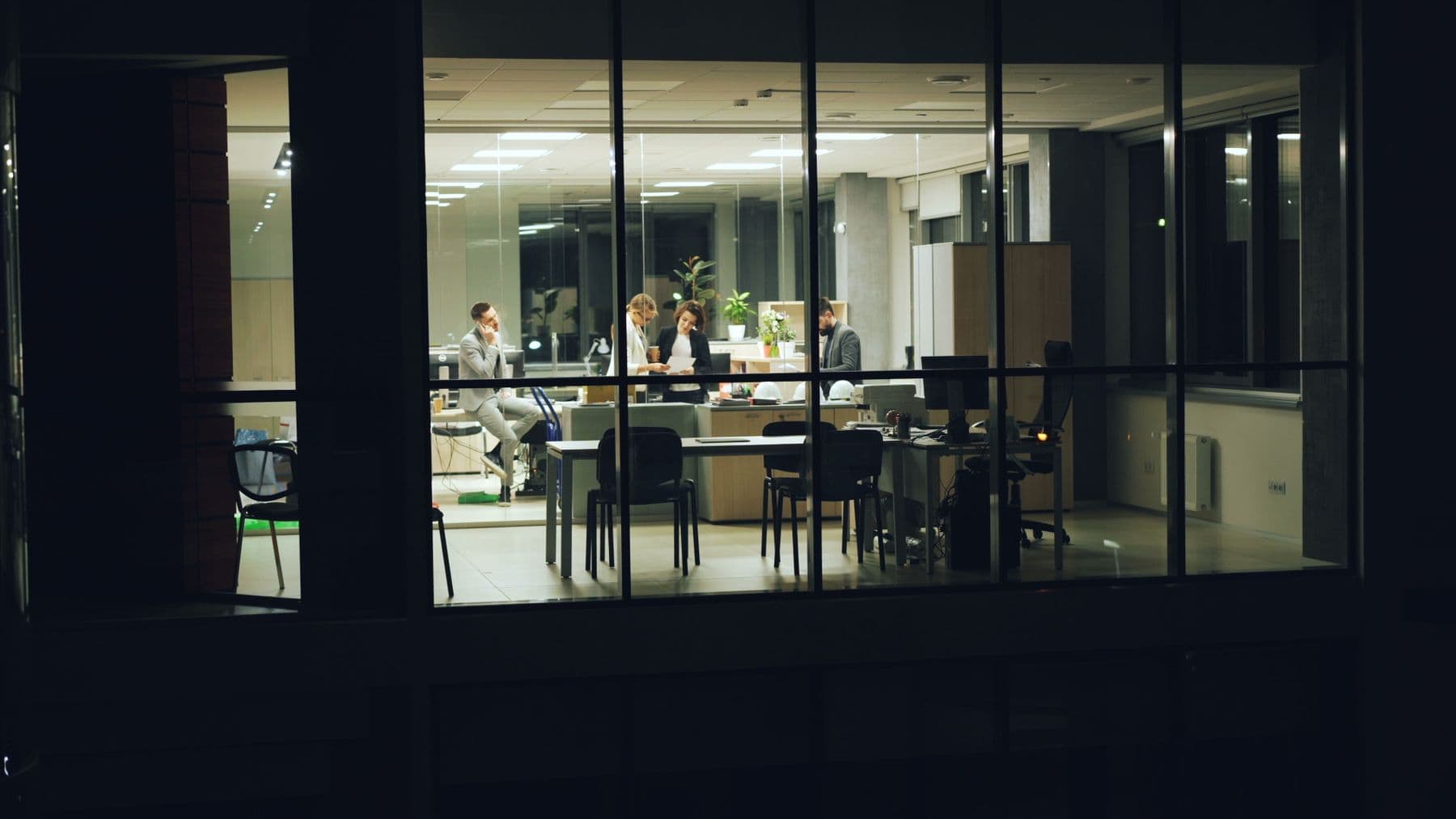 Prüfungsteam bei konzentrierter Zusammenarbeit in einem modernen Büro